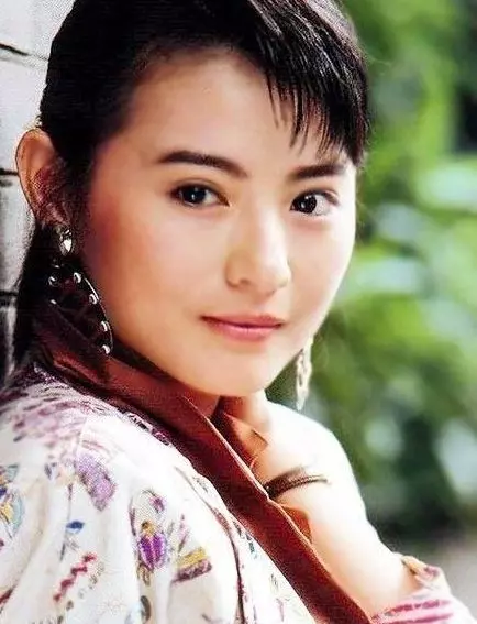她被喻為最美霸王花，與乾兒子[亂.倫]半裸躲衣櫃，保險套事件轟動一時 