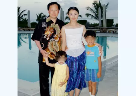 她被喻為最美霸王花，與乾兒子[亂.倫]半裸躲衣櫃，保險套事件轟動一時 