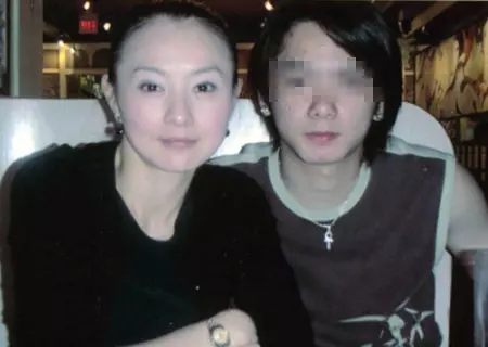 她被喻為最美霸王花，與乾兒子[亂.倫]半裸躲衣櫃，保險套事件轟動一時 