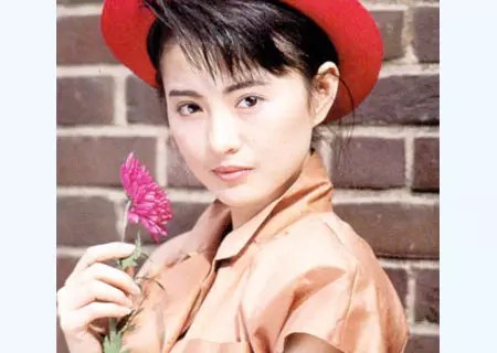 她被喻為最美霸王花，與乾兒子[亂.倫]半裸躲衣櫃，保險套事件轟動一時 