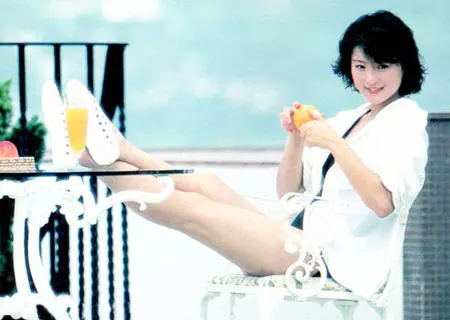 她被喻為最美霸王花，與乾兒子[亂.倫]半裸躲衣櫃，保險套事件轟動一時 