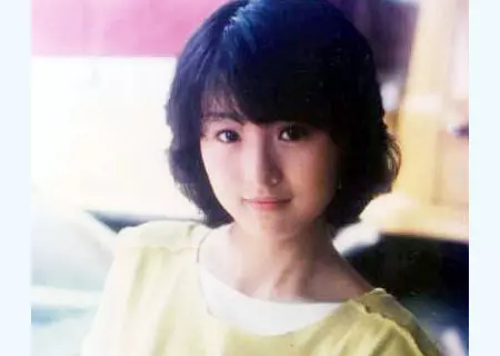 她被喻為最美霸王花，與乾兒子[亂.倫]半裸躲衣櫃，保險套事件轟動一時 