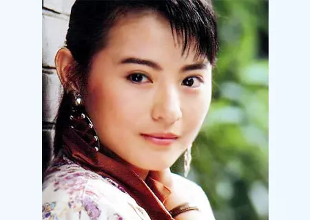 她被喻為最美霸王花，與乾兒子[亂.倫]半裸躲衣櫃，保險套事件轟動一時 