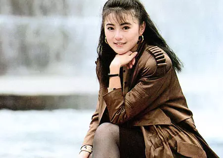 她被喻為最美霸王花，與乾兒子[亂.倫]半裸躲衣櫃，保險套事件轟動一時 