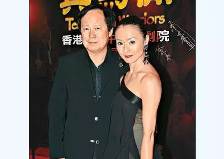 她被喻為最美霸王花，與乾兒子[亂.倫]半裸躲衣櫃，保險套事件轟動一時 