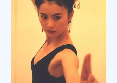 她被喻為最美霸王花，與乾兒子[亂.倫]半裸躲衣櫃，保險套事件轟動一時 
