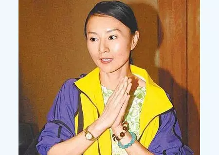 她被喻為最美霸王花，與乾兒子[亂.倫]半裸躲衣櫃，保險套事件轟動一時 