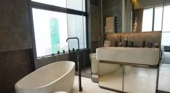 吳佩慈曬豪宅內景,整整600百平塞滿名牌包包,網友:熬到頭了