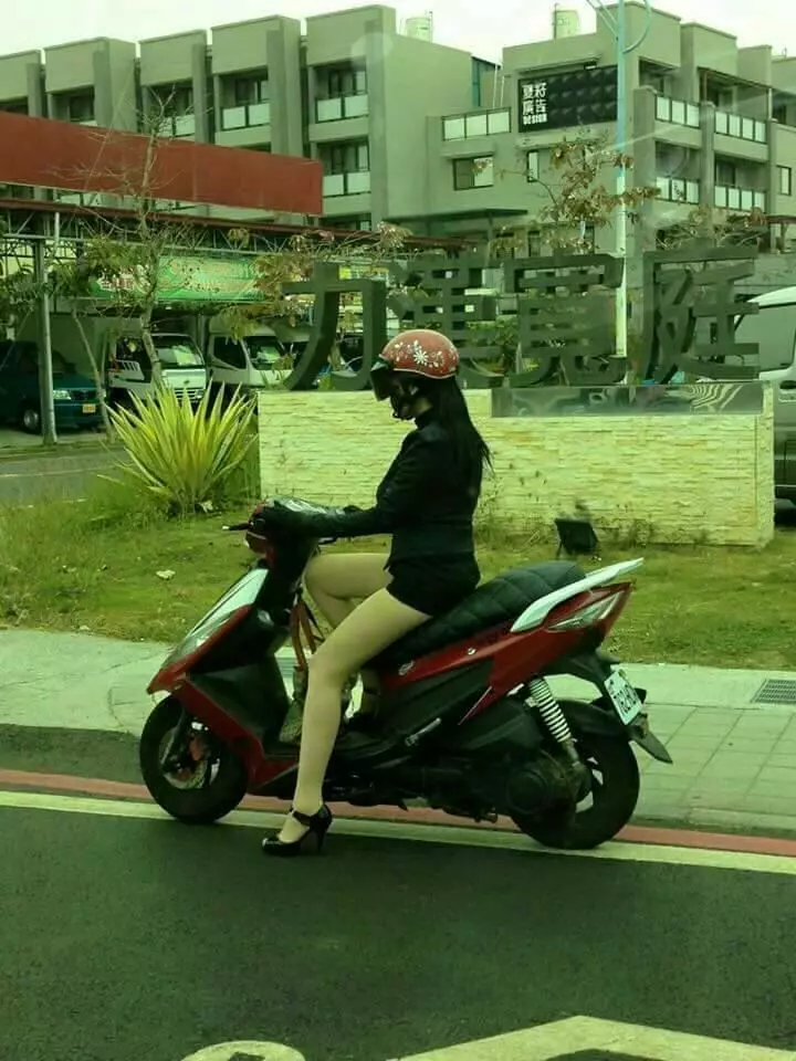 網友拍下女騎士的照片被懷疑修圖惡搞,結果其他人接著上傳的照片讓大家都像捕獲她!