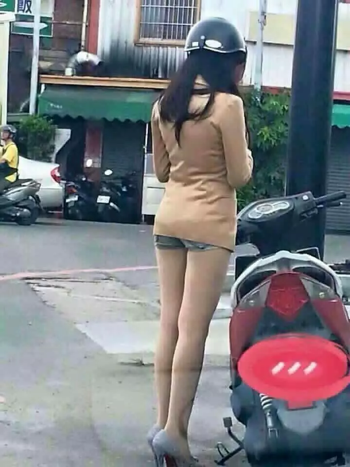 網友拍下女騎士的照片被懷疑修圖惡搞,結果其他人接著上傳的照片讓大家都像捕獲她!