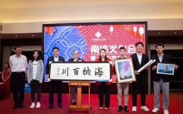 郭晶晶終於不低調了!穿金戴銀與丈夫出席活動,豪門氣場不輸李湘!