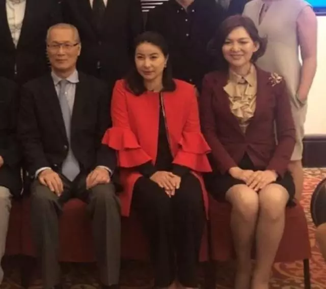 郭晶晶終於不低調了!穿金戴銀與丈夫出席活動,豪門氣場不輸李湘!