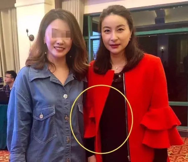 郭晶晶終於不低調了!穿金戴銀與丈夫出席活動,豪門氣場不輸李湘!