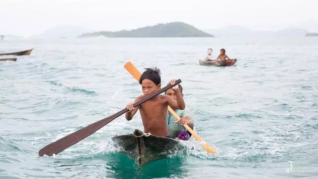 世界上唯一沒有國籍的民族 一輩子生活在海上 見到遊客便討要東西