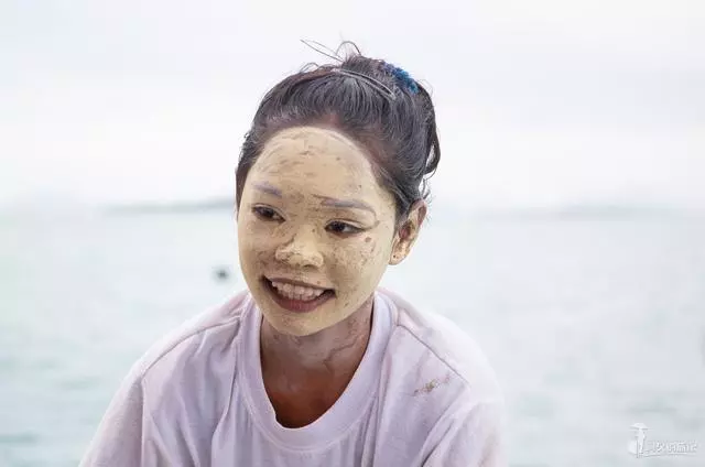 世界上唯一沒有國籍的民族 一輩子生活在海上 見到遊客便討要東西