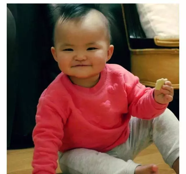 熊黛林富豪老公加入曬娃隊伍, 10個月小女兒髮型太雷人了