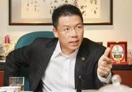 倪可敏默默6年一直做這好事,感動馬來孩童有一天過來親吻他的手~~那些馬來政客還不如這位馬來小孩…