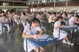 倪可敏默默6年一直做這好事,感動馬來孩童有一天過來親吻他的手~~那些馬來政客還不如這位馬來小孩…