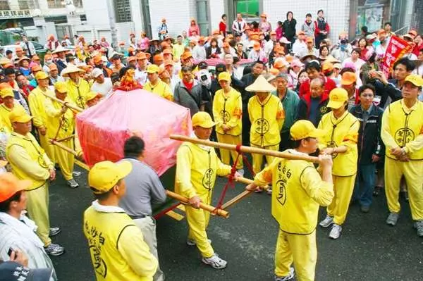 孕婦挺肚祈求傷重父親度難關!白沙屯媽祖神轎回頭,展神跡180秒讓眾人都鼻酸!