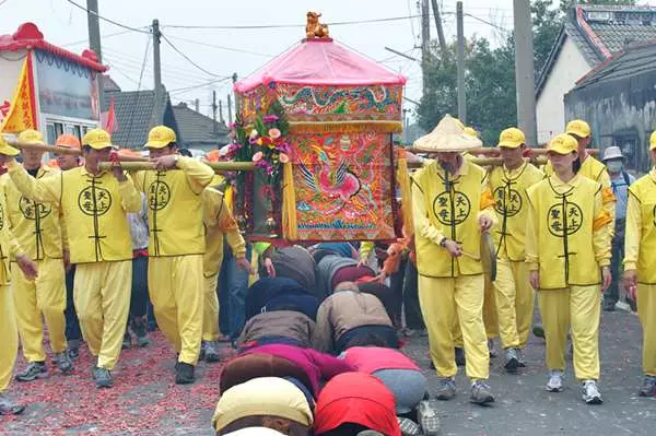 孕婦挺肚祈求傷重父親度難關!白沙屯媽祖神轎回頭,展神跡180秒讓眾人都鼻酸!
