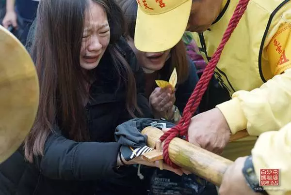 孕婦挺肚祈求傷重父親度難關!白沙屯媽祖神轎回頭,展神跡180秒讓眾人都鼻酸!