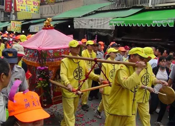 孕婦挺肚祈求傷重父親度難關!白沙屯媽祖神轎回頭,展神跡180秒讓眾人都鼻酸!
