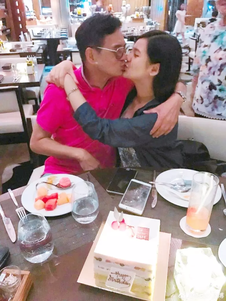 【過度親密引反感】港星跟異性孩子一起洗澡、接吻?!謝安琪、李國麟統統被罵翻…