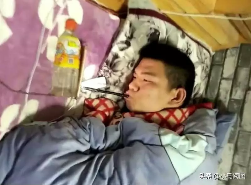 腦癱小伙把糖紙吞嘴裡,來回一嚼吐出一架紙飛機,獲世界紀錄!