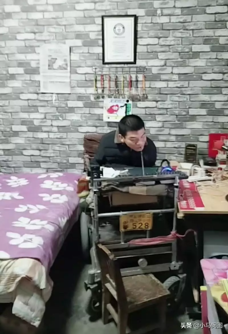 腦癱小伙把糖紙吞嘴裡,來回一嚼吐出一架紙飛機,獲世界紀錄!
