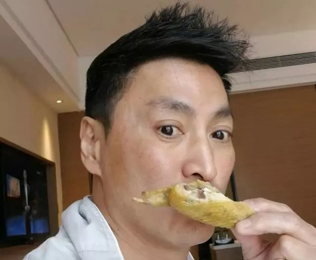 60歲何家勁近照曝光,昔日「展昭」皮膚零鬆弛,從商不做明星?