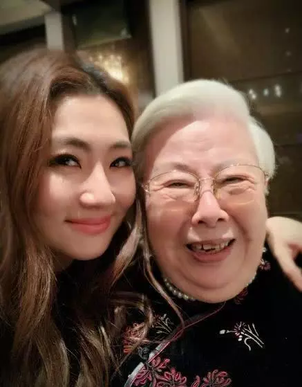 任家萱重度燒傷後都用美顏濾鏡自拍,與外婆合照臉上褶子都磨平了!
