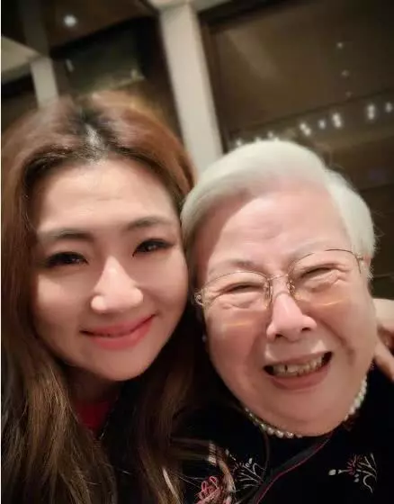 任家萱重度燒傷後都用美顏濾鏡自拍,與外婆合照臉上褶子都磨平了!