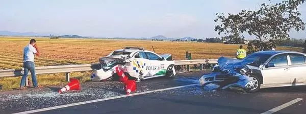 警車遭追尾再撞貨車 肇禍司機身亡2警受傷