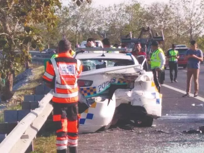 警車遭追尾再撞貨車 肇禍司機身亡2警受傷