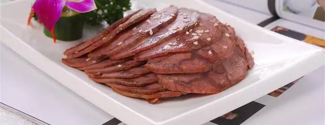 為什麼市場上的有些熟牛肉會有綠色?大廚:這是良心商家