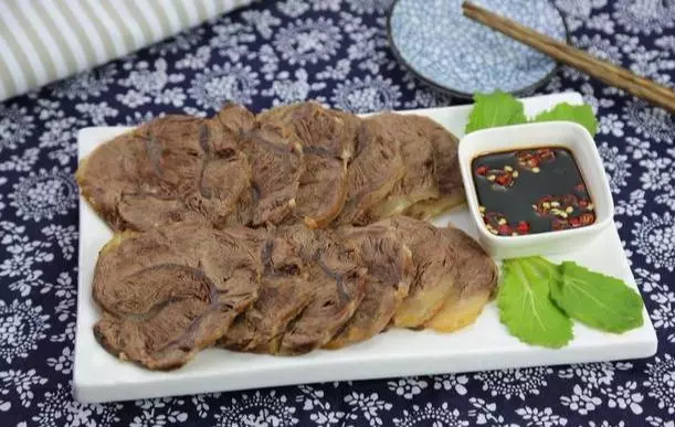為什麼市場上的有些熟牛肉會有綠色?大廚:這是良心商家