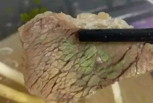 為什麼市場上的有些熟牛肉會有綠色?大廚:這是良心商家