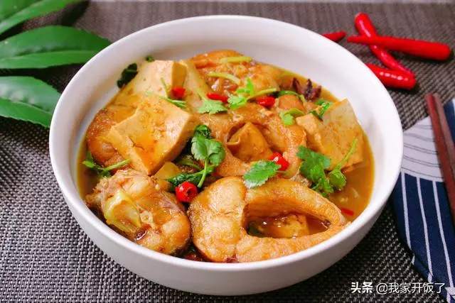 魚燉豆腐,教你一招,不腥又入味!營養高味道鮮,吃到湯汁也不剩