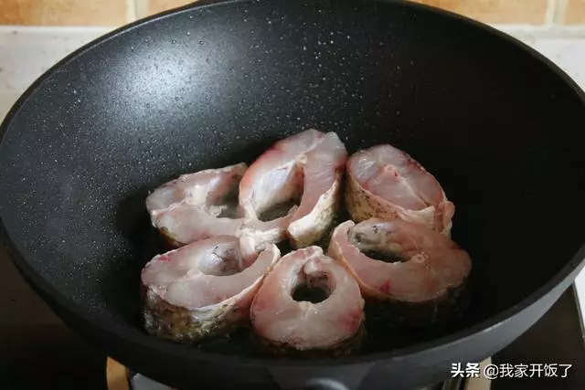 魚燉豆腐,教你一招,不腥又入味!營養高味道鮮,吃到湯汁也不剩