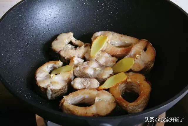 魚燉豆腐,教你一招,不腥又入味!營養高味道鮮,吃到湯汁也不剩