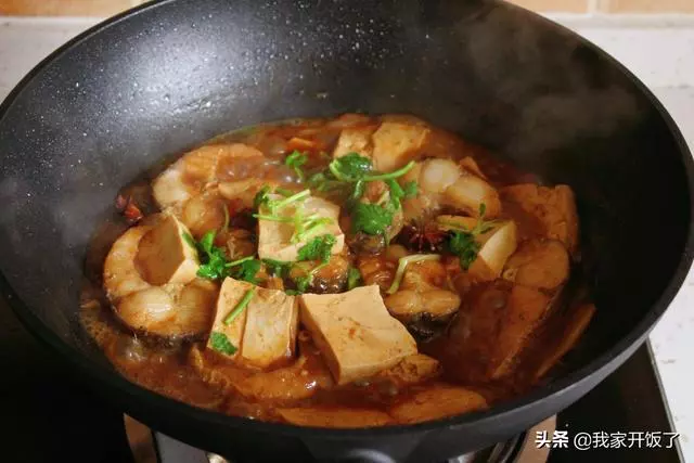 魚燉豆腐,教你一招,不腥又入味!營養高味道鮮,吃到湯汁也不剩