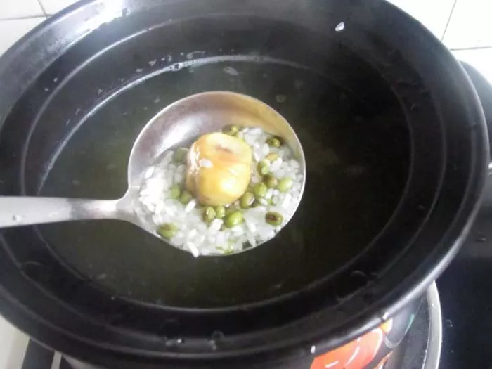 砂鍋栗子南瓜粥不愧是養生滋補粥,不僅美味好喝,常喝身體健康