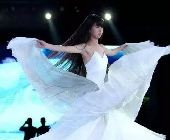 她上春晚一夜爆紅,小小年紀緋聞纏身,如今「轉」不動