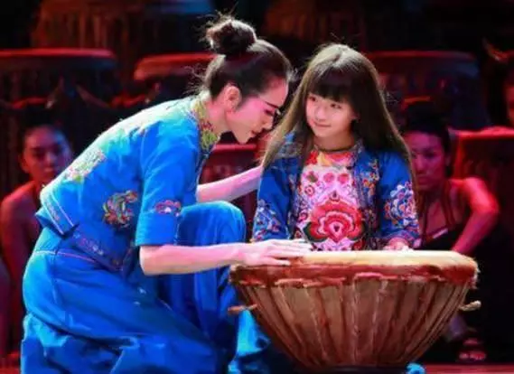 她上春晚一夜爆紅,小小年紀緋聞纏身,如今「轉」不動