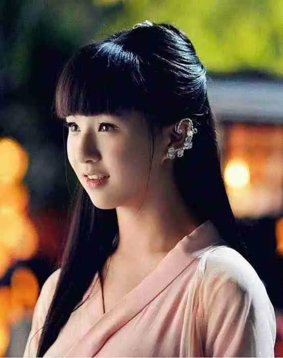 她上春晚一夜爆紅,小小年紀緋聞纏身,如今「轉」不動