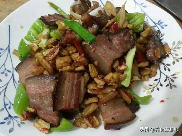 炒臘肉,千萬別直接下油鍋,少了這兩步,難怪臘肉又咸又膩不好吃