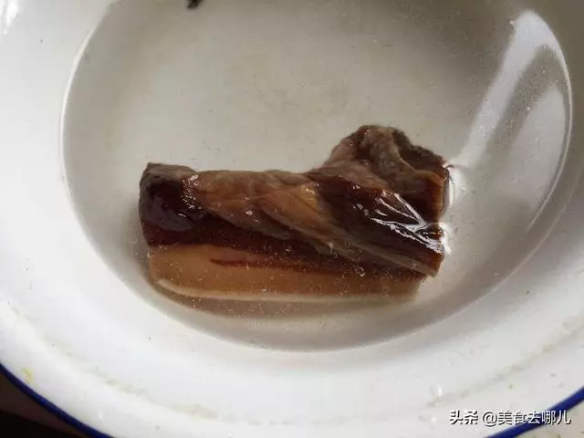 炒臘肉,千萬別直接下油鍋,少了這兩步,難怪臘肉又咸又膩不好吃