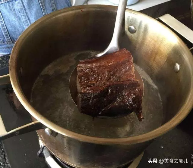 炒臘肉,千萬別直接下油鍋,少了這兩步,難怪臘肉又咸又膩不好吃