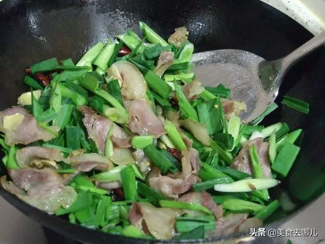 炒臘肉,千萬別直接下油鍋,少了這兩步,難怪臘肉又咸又膩不好吃