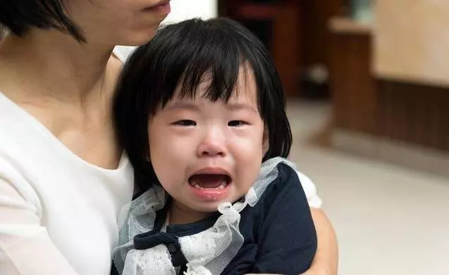 孩子見到娘,沒事哭三場:揭秘「只要媽媽在,孩子就不乖」的原因